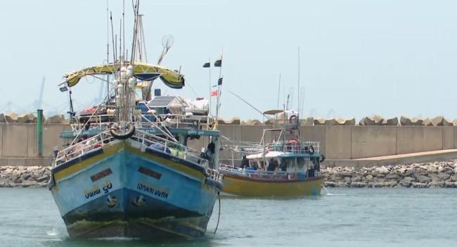 கைப்பற்றப்பட்ட படகு திக்கோவிட்ட துறைமுகத்திற்கு..